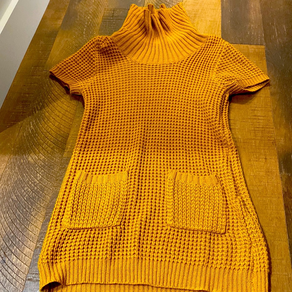 Mustard yellow short sleeve sweater